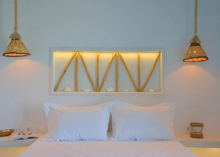 Hawk Stone Adamantas (Milos)